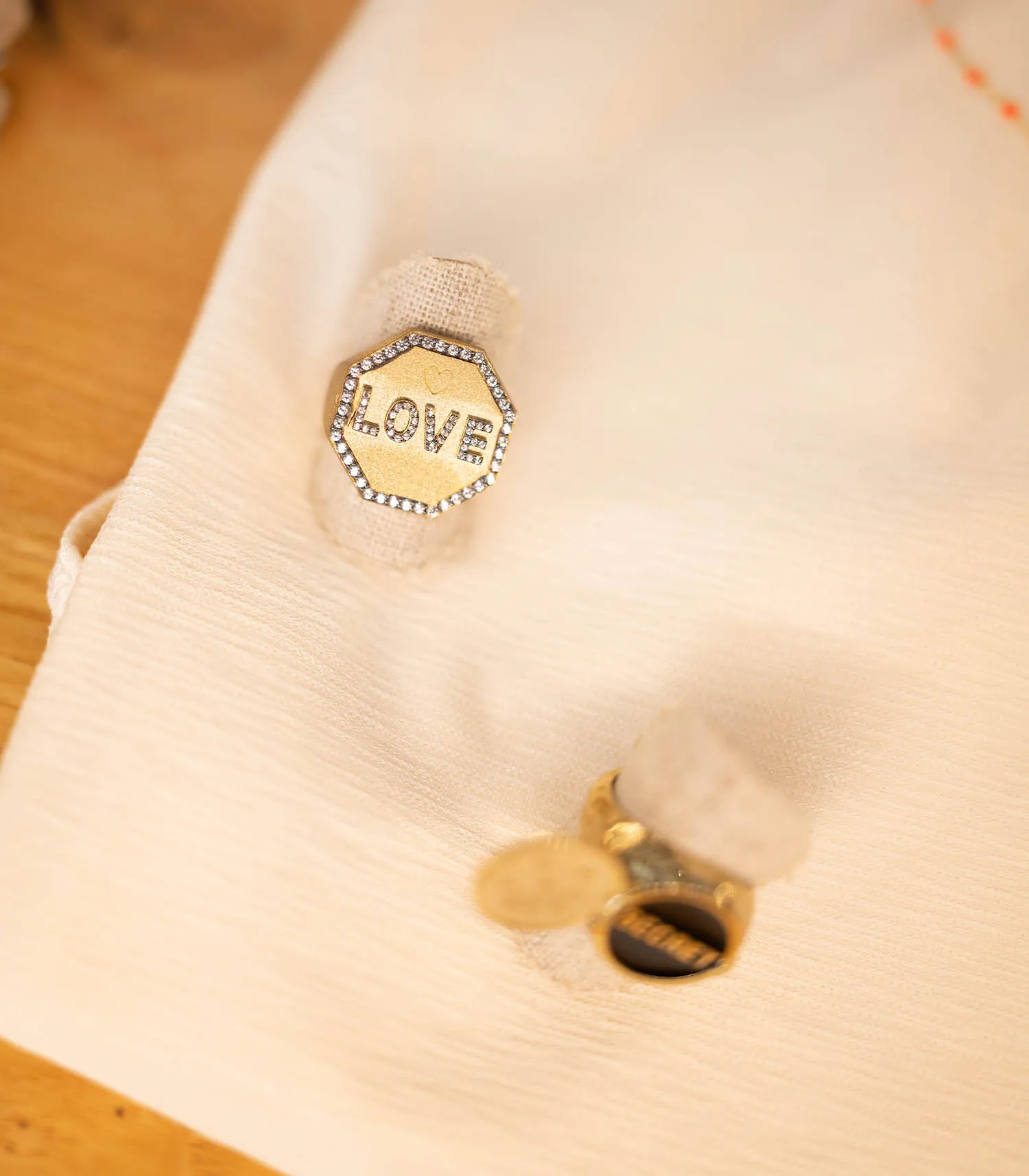 Bague chevalière Love Or jaune Saphirs blancs Feidt Paris - Jane de Boy