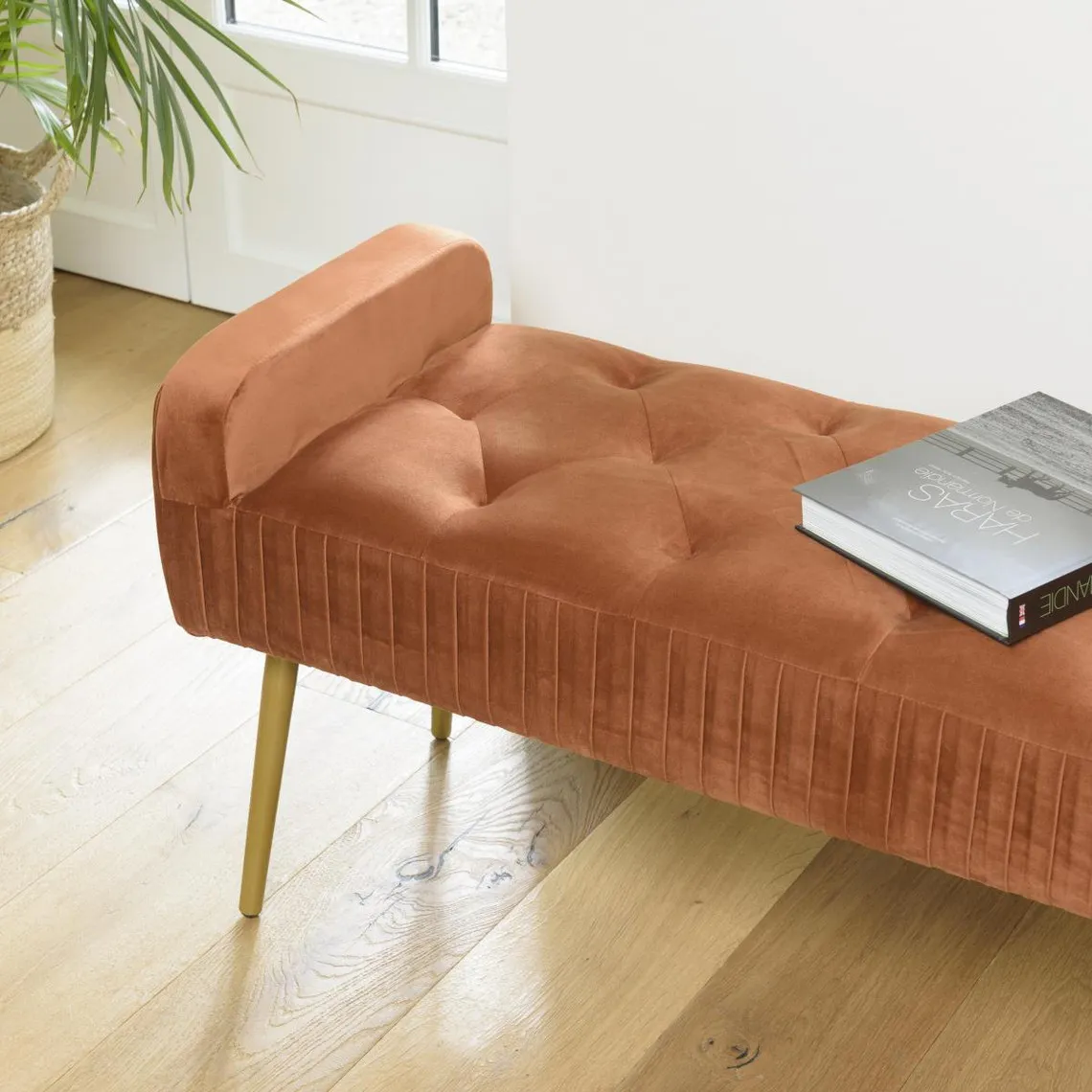 Banc de lit en velours orange pieds métal doré | 3 Suisses