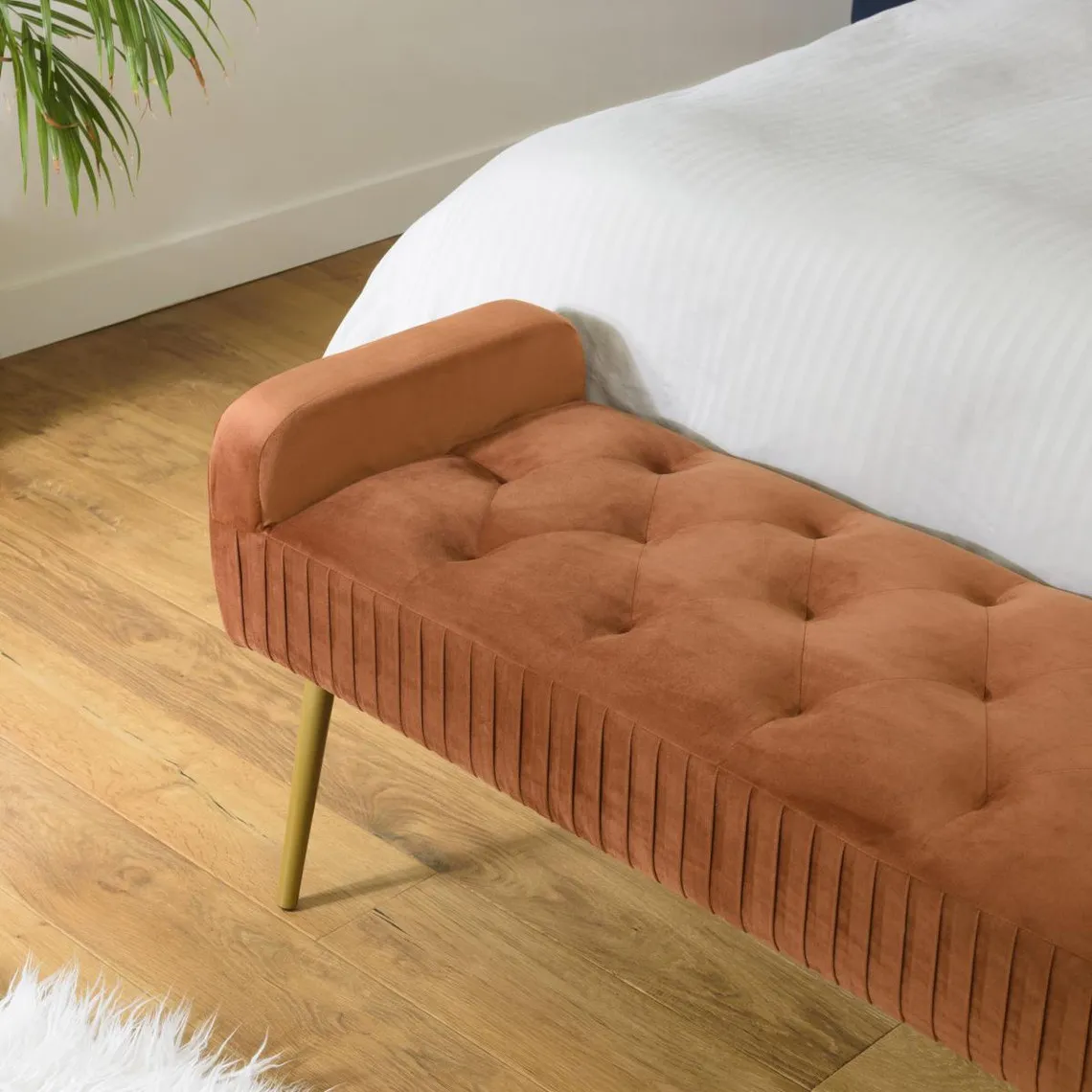 Banc de lit en velours orange pieds métal doré | 3 Suisses