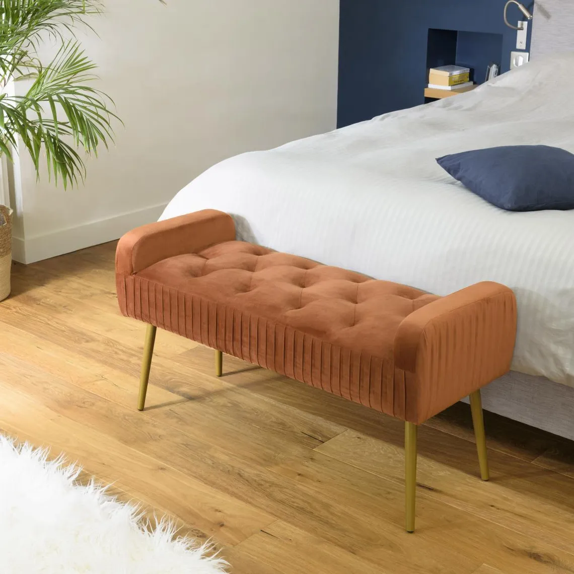 Banc de lit en velours orange pieds métal doré | 3 Suisses