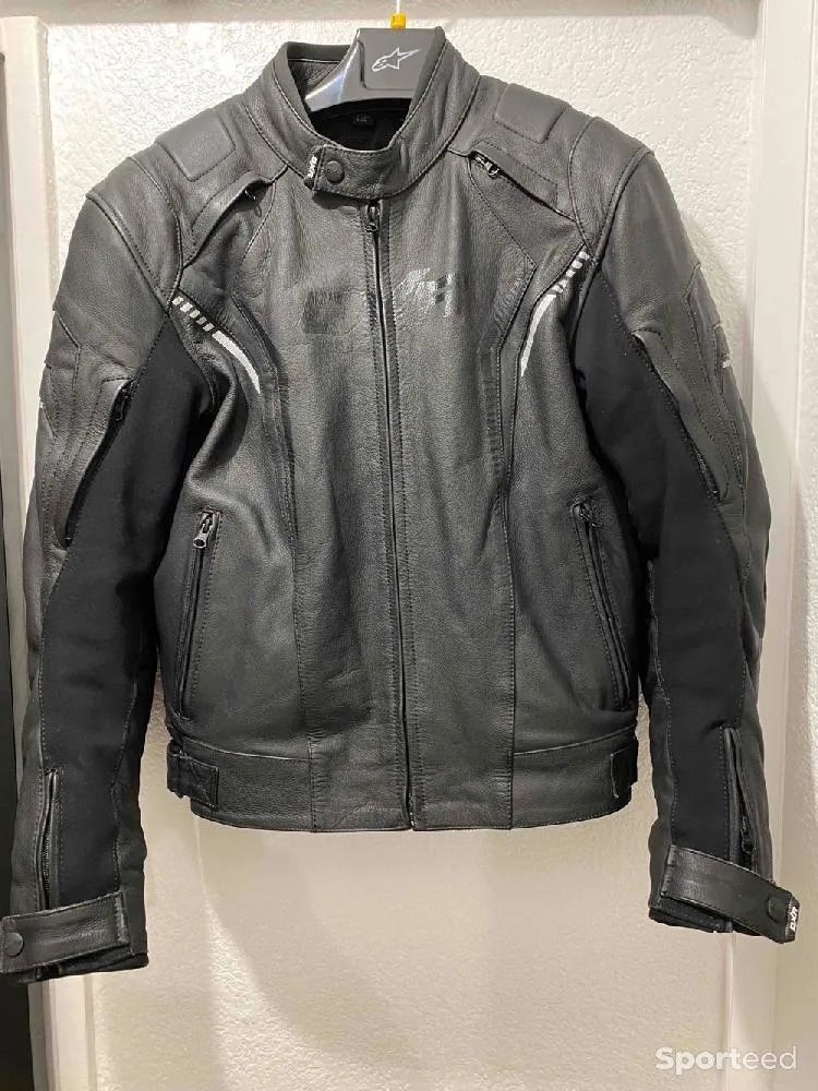 Blouson de moto d'occasion Ajouté le : 01/02/2023