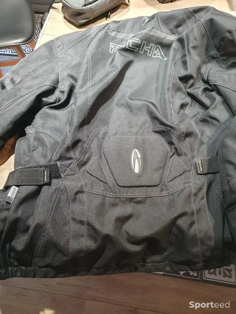 Blouson de moto  neuf Ajouté le : 15/09/2023