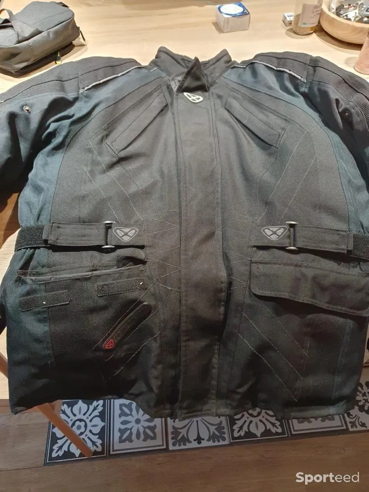 Blouson de moto  neuf Ajouté le : 15/09/2023