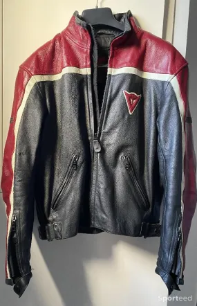 Blouson de moto vintage marque DAINESE .  d'occasion Ajouté le : 22/04/2024