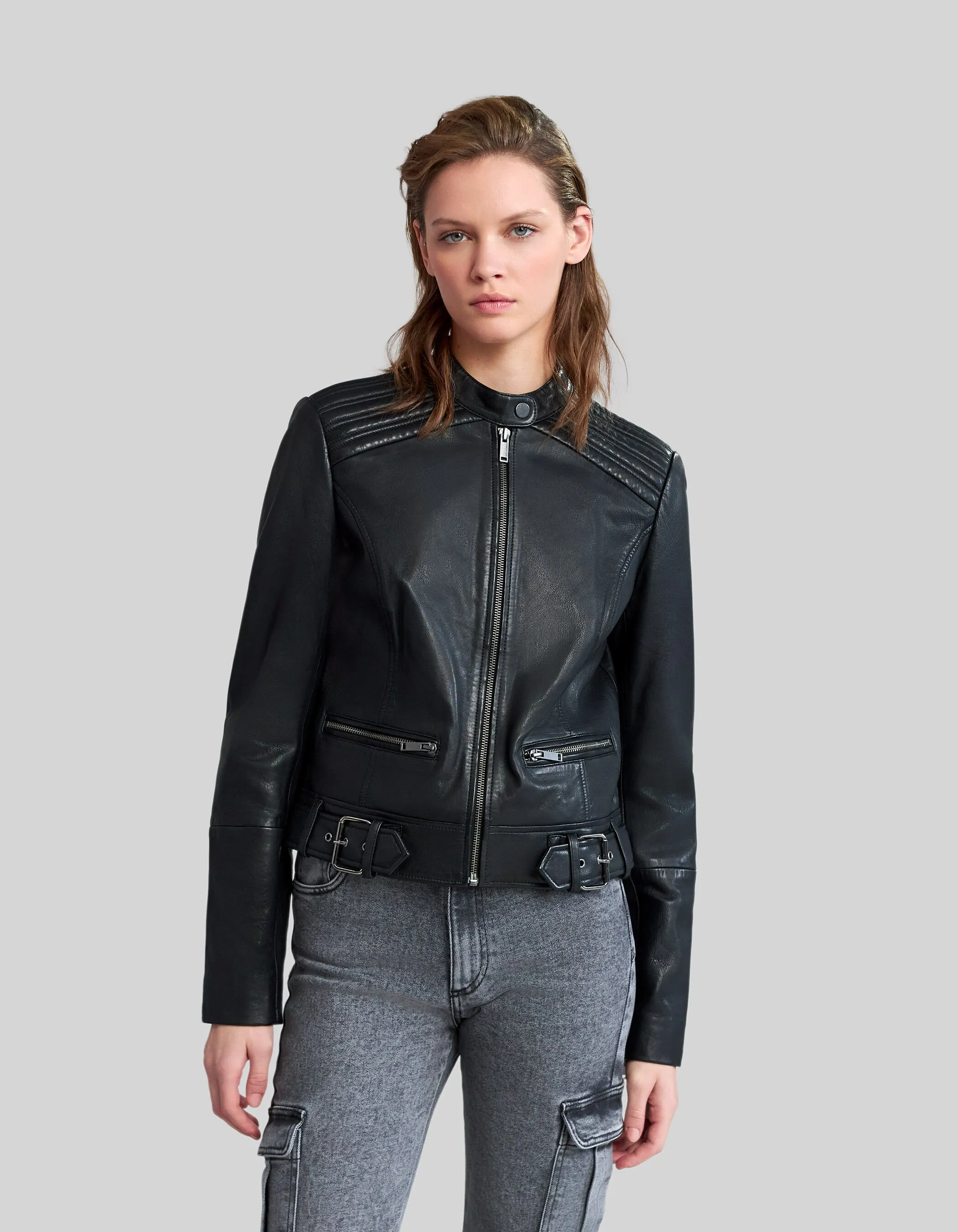 Blouson en cuir noir ajusté épaules matelassées Femme