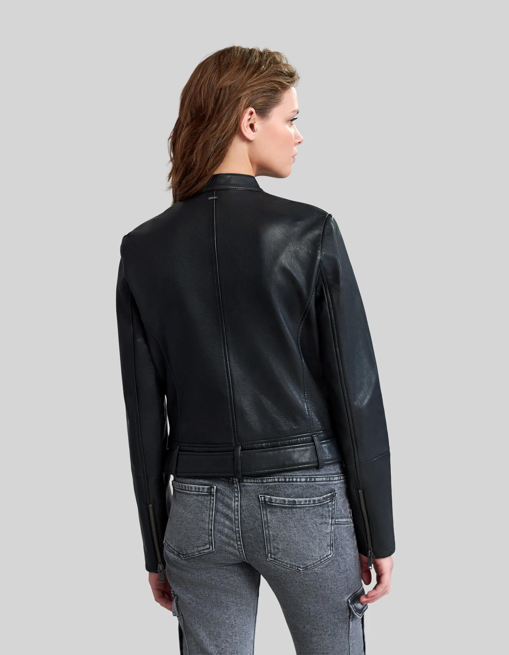 Blouson en cuir noir ajusté épaules matelassées Femme