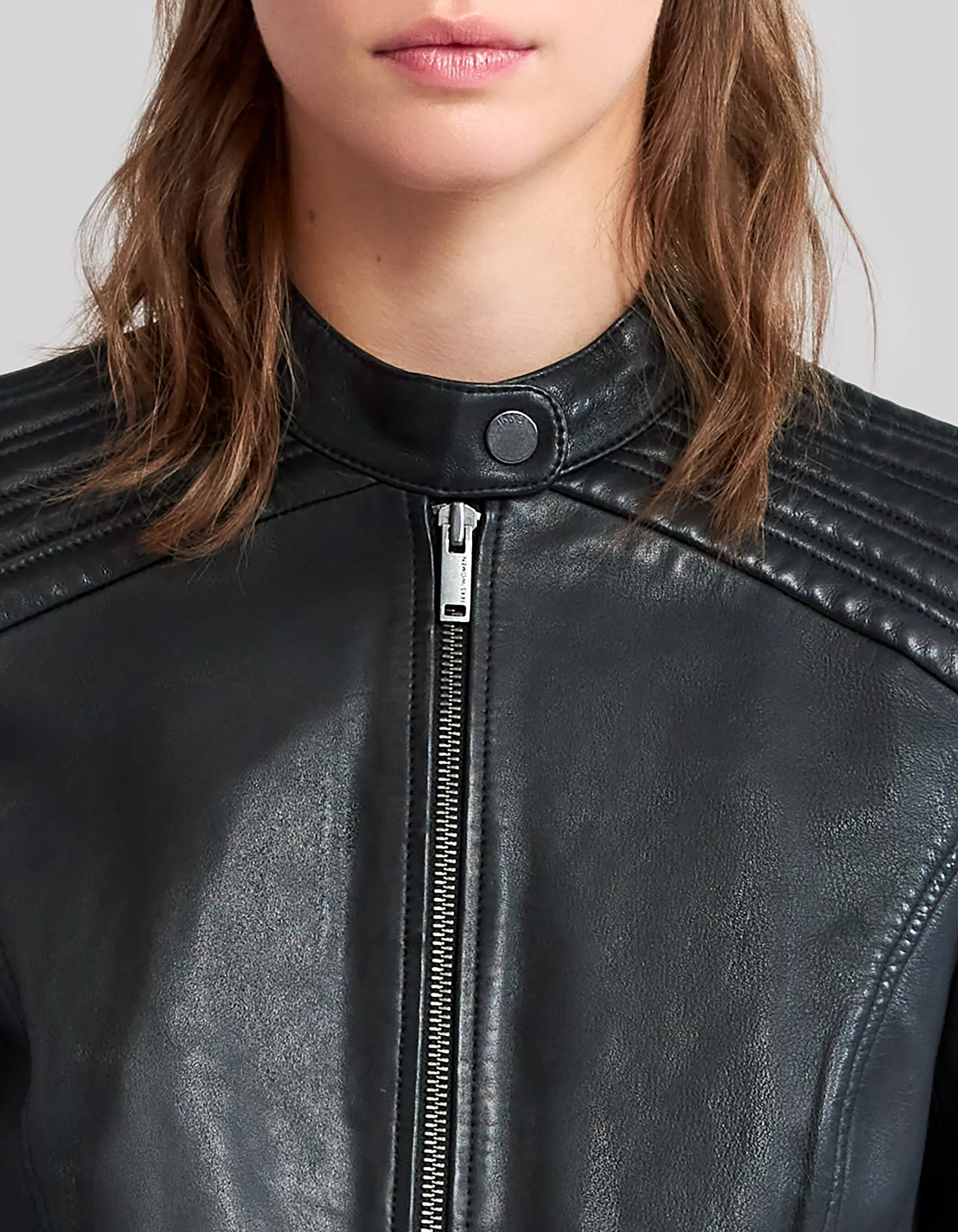 Blouson en cuir noir ajusté épaules matelassées Femme