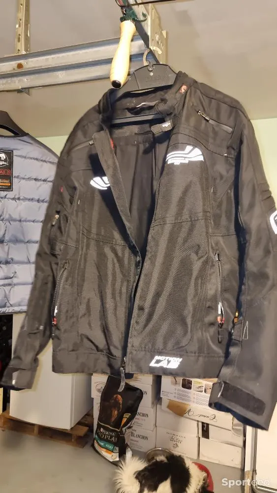 Blouson motard  d'occasion Ajouté le : 07/11/2023