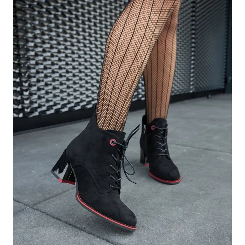 Bottines noires avec un accent rouge sur le talon San le noir