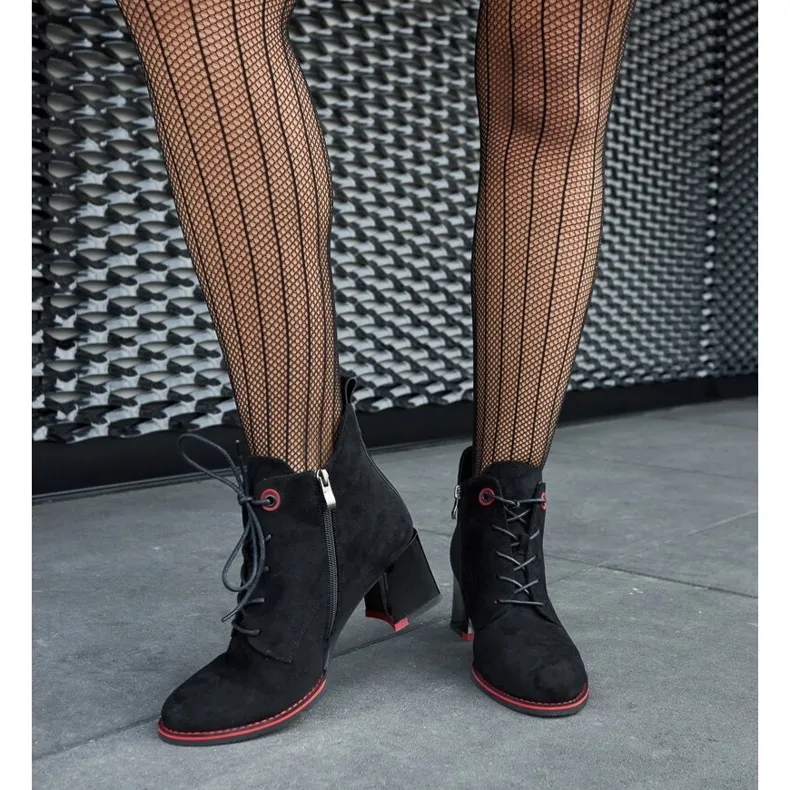 Bottines noires avec un accent rouge sur le talon San le noir