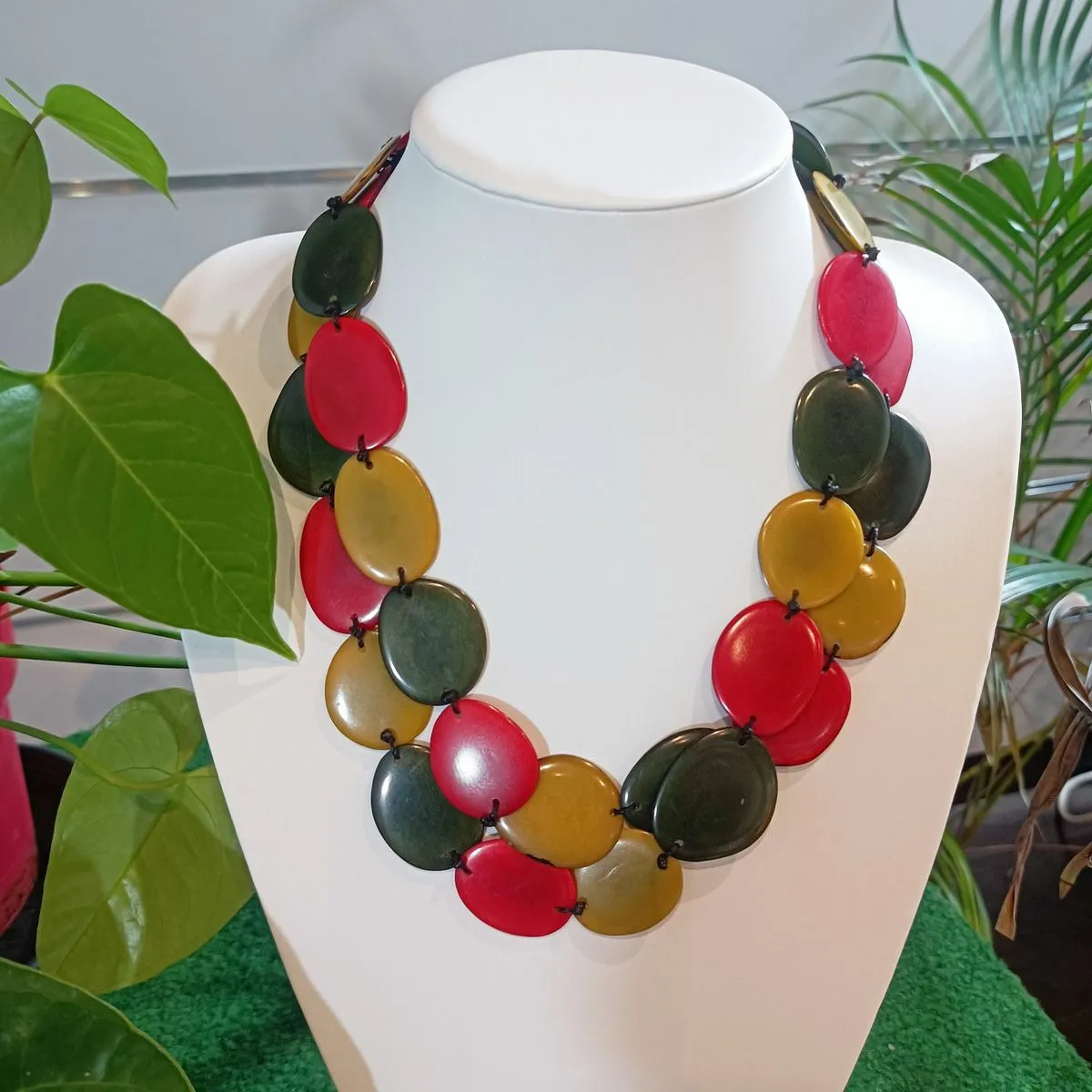 Collier long Shana rouge-kaki-vert en ivoire végétal