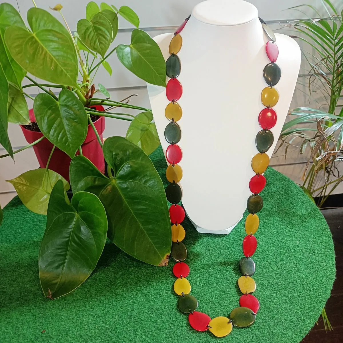 Collier long Shana rouge-kaki-vert en ivoire végétal