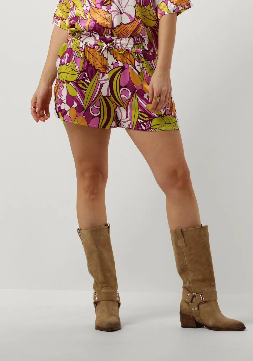 colourful rebel pantalon court tilly floral satin short en multicolore