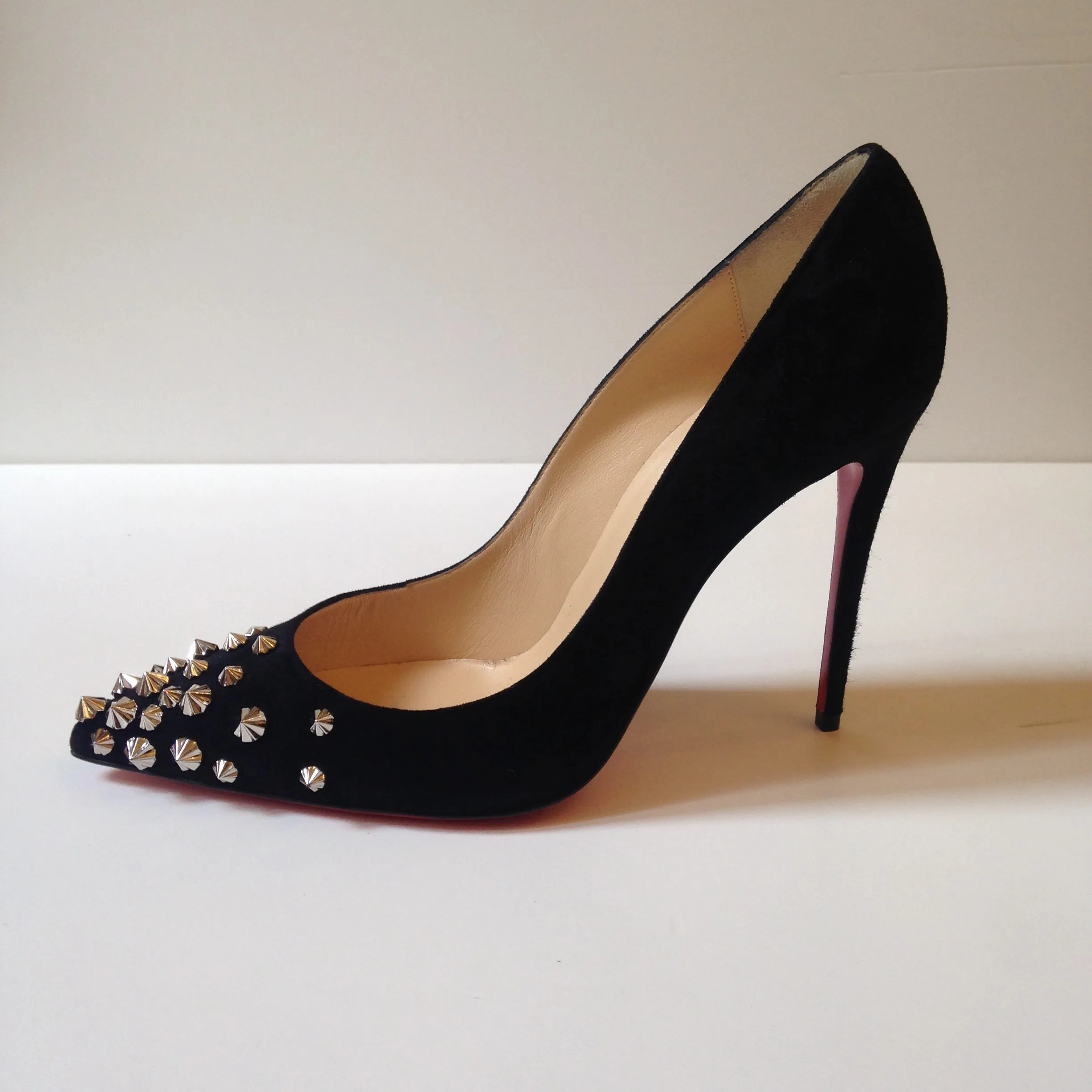 Escarpins en daim Spikyshells – CHRISTIAN LOUBOUTIN