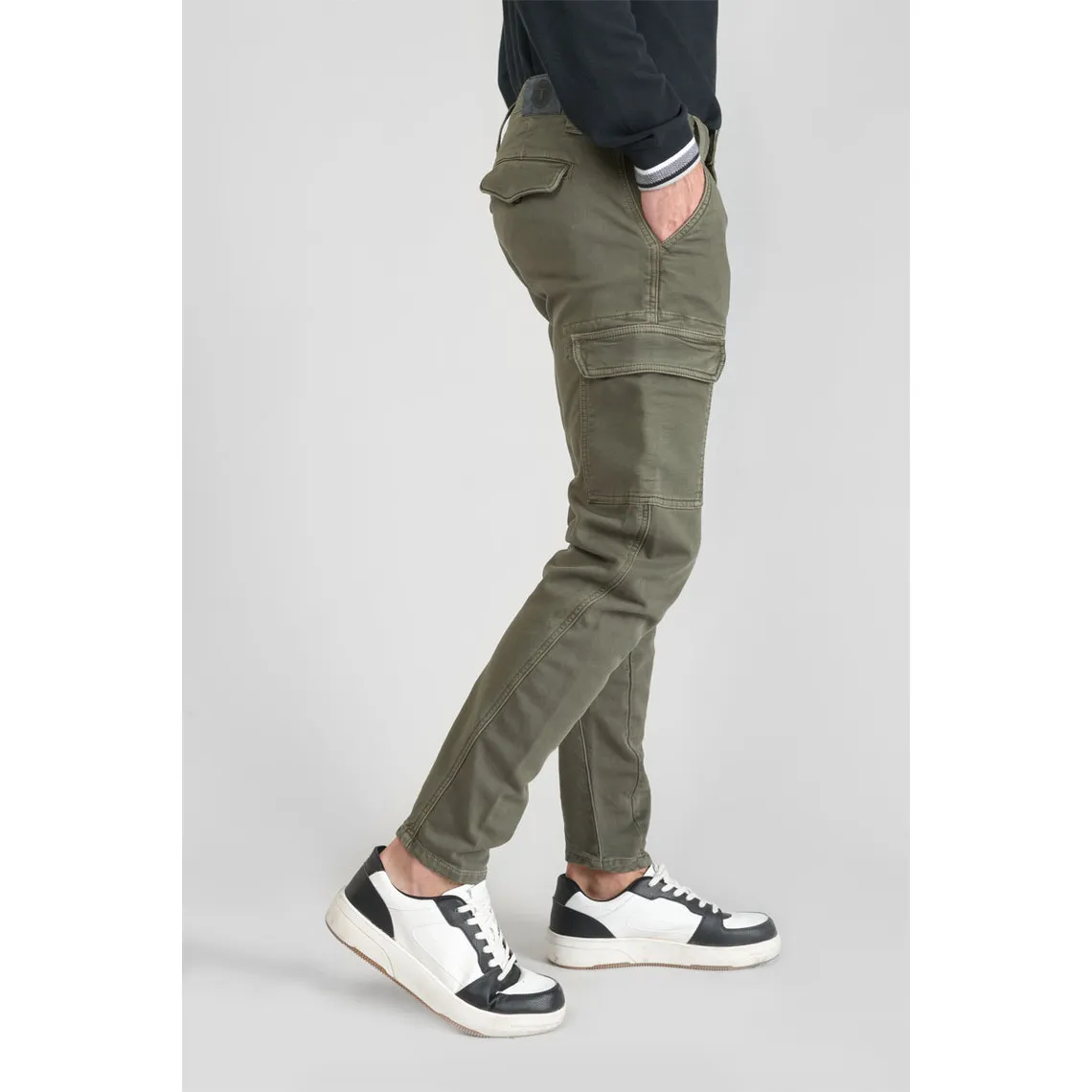 Koge Army Jogg tapered arqué kaki vert en coton Seth Le Temps des Cerises - Pantalon Homme sur MenCorner