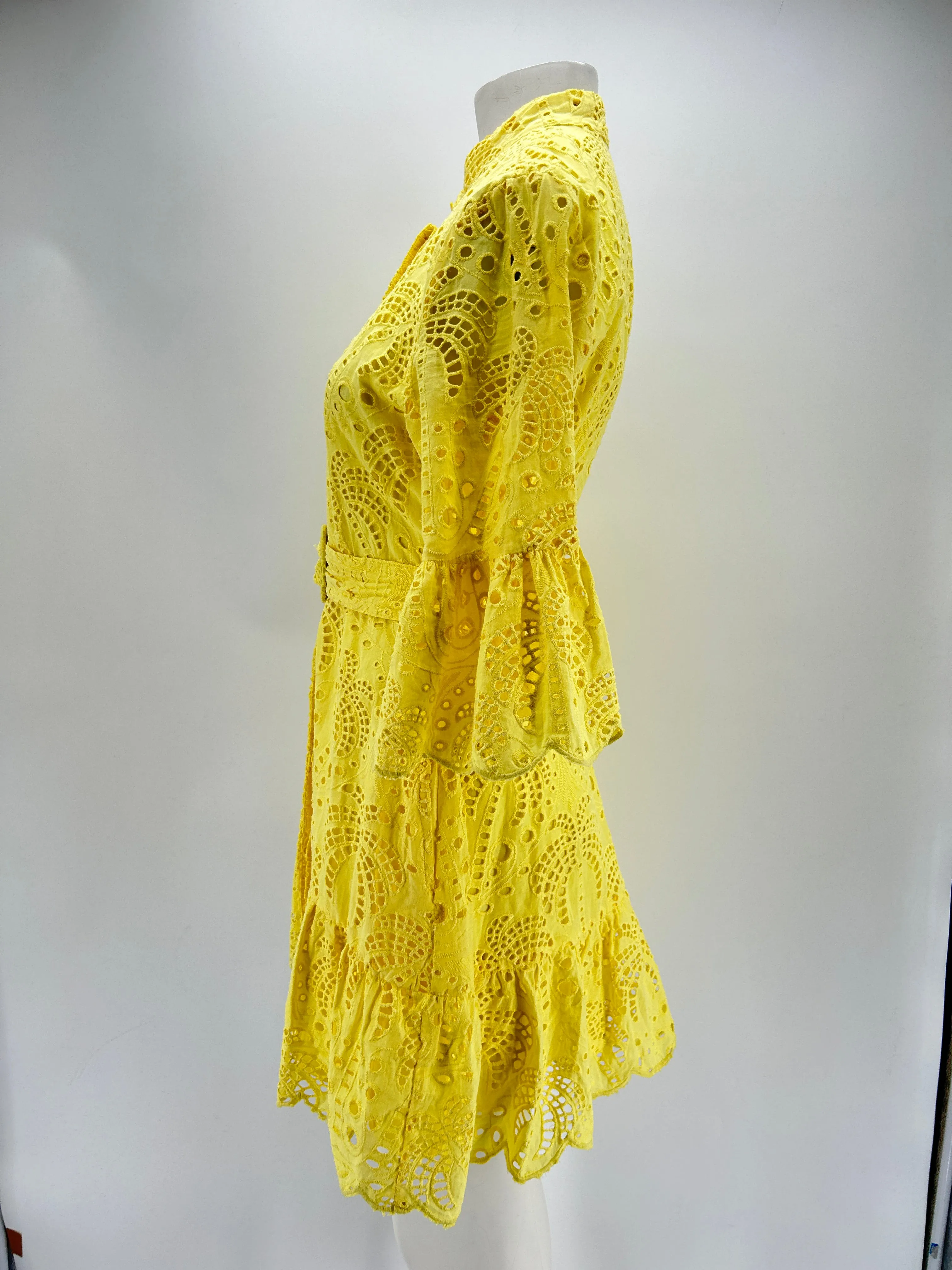 Robe jaune en broderies anglaise