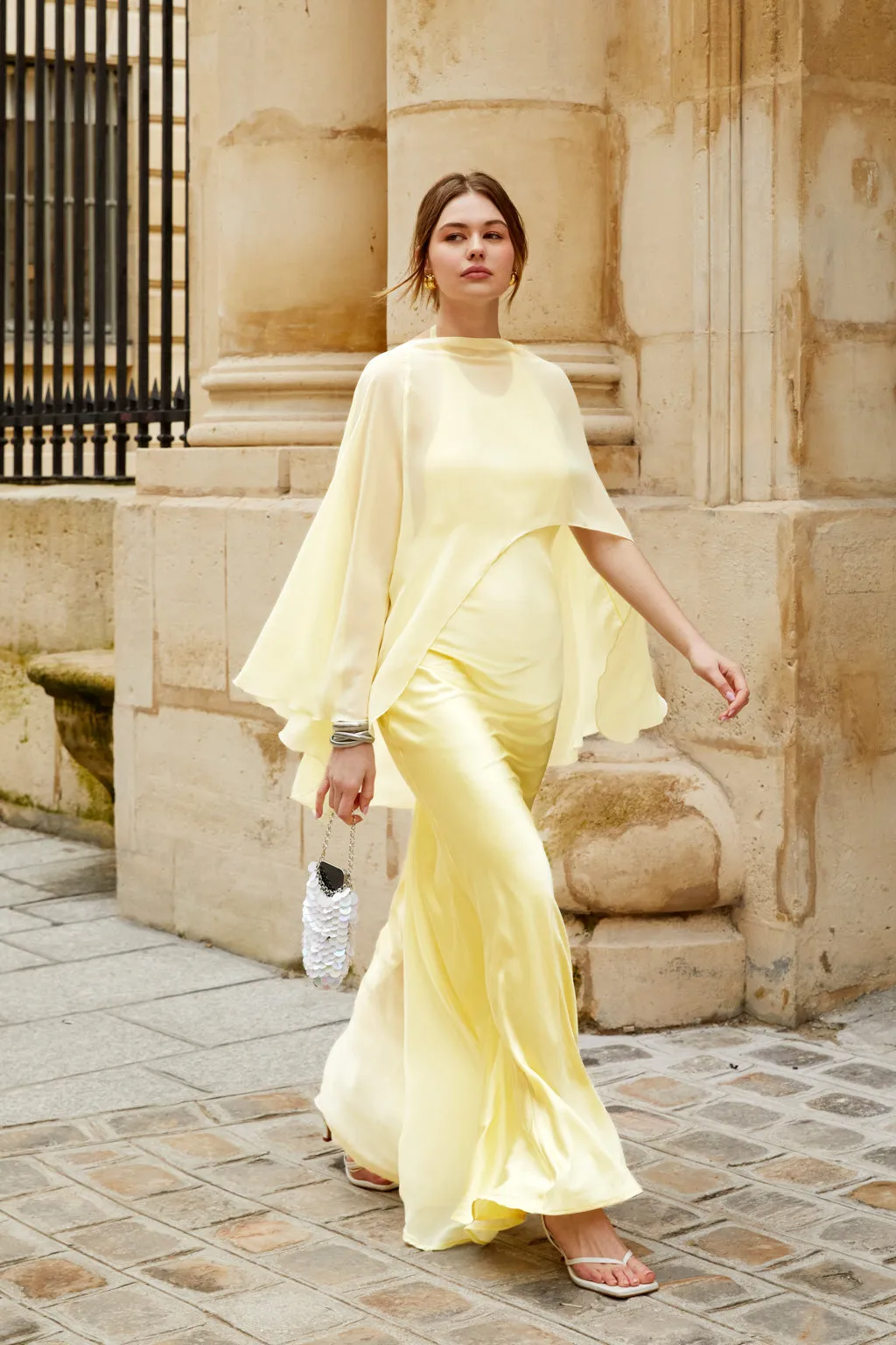 Robe longue en satin avec étole en chiffon - jaune ple