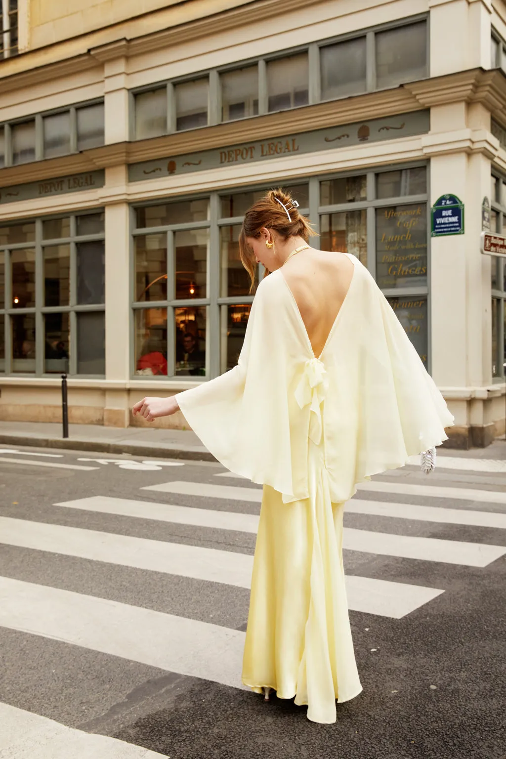 Robe longue en satin avec étole en chiffon - jaune ple