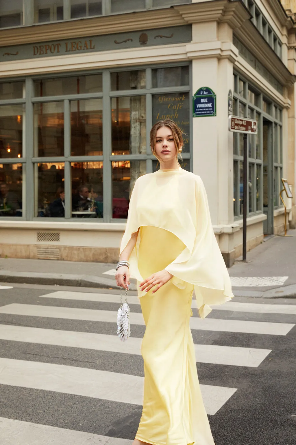 Robe longue en satin avec étole en chiffon - jaune ple