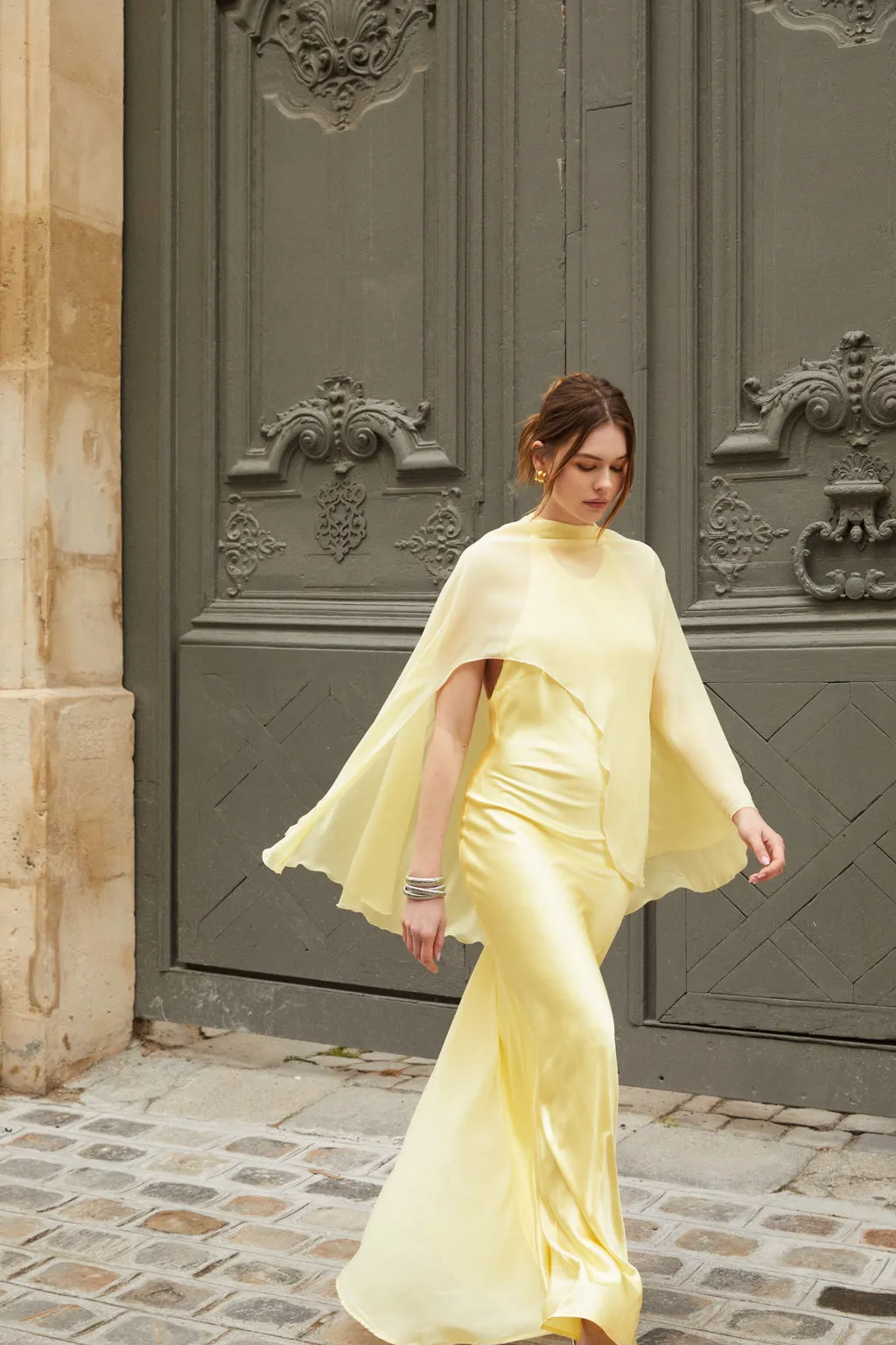 Robe longue en satin avec étole en chiffon - jaune ple