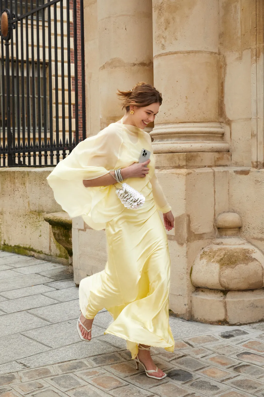 Robe longue en satin avec étole en chiffon - jaune ple