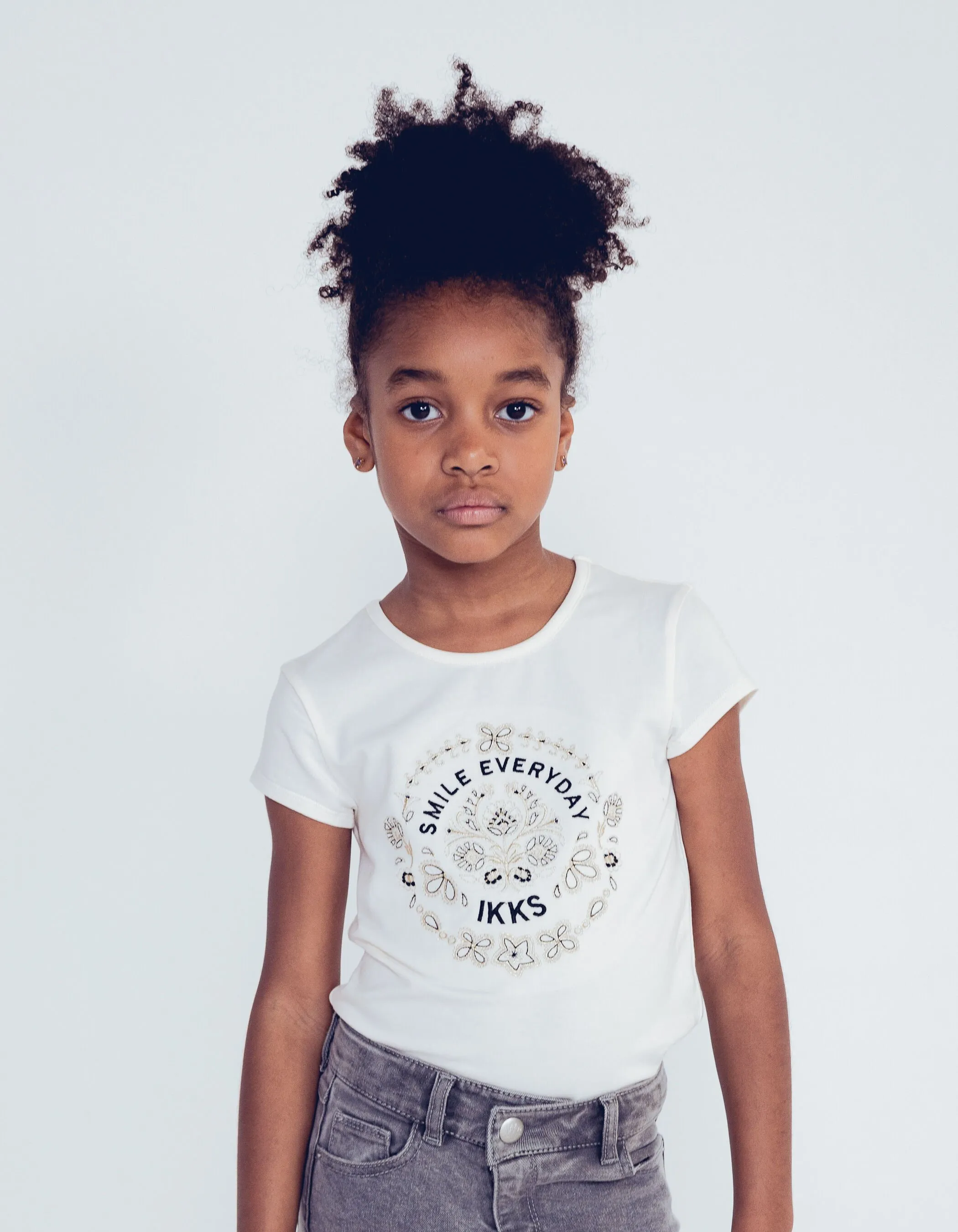 T-shirt blanc cassé broderies et message fille