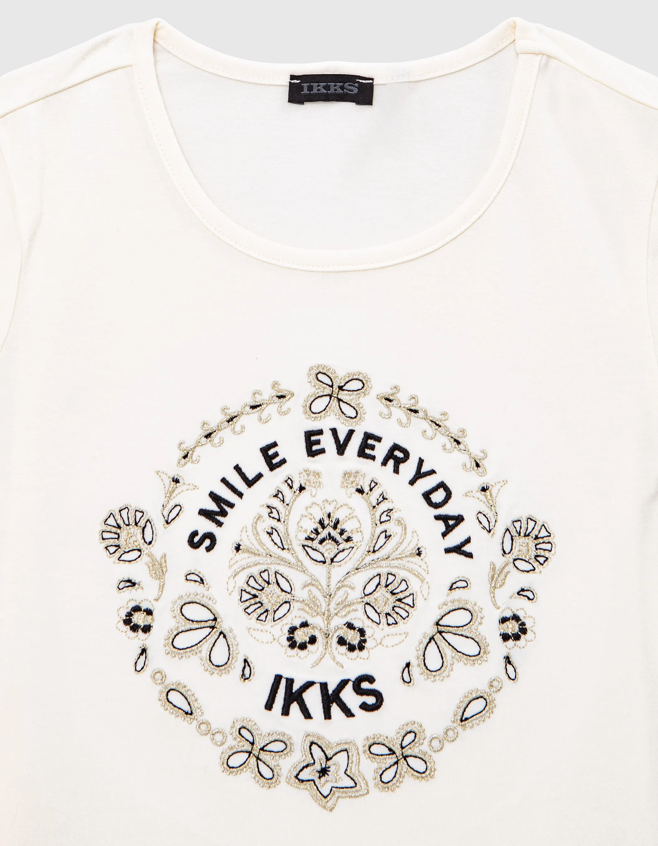 T-shirt blanc cassé broderies et message fille