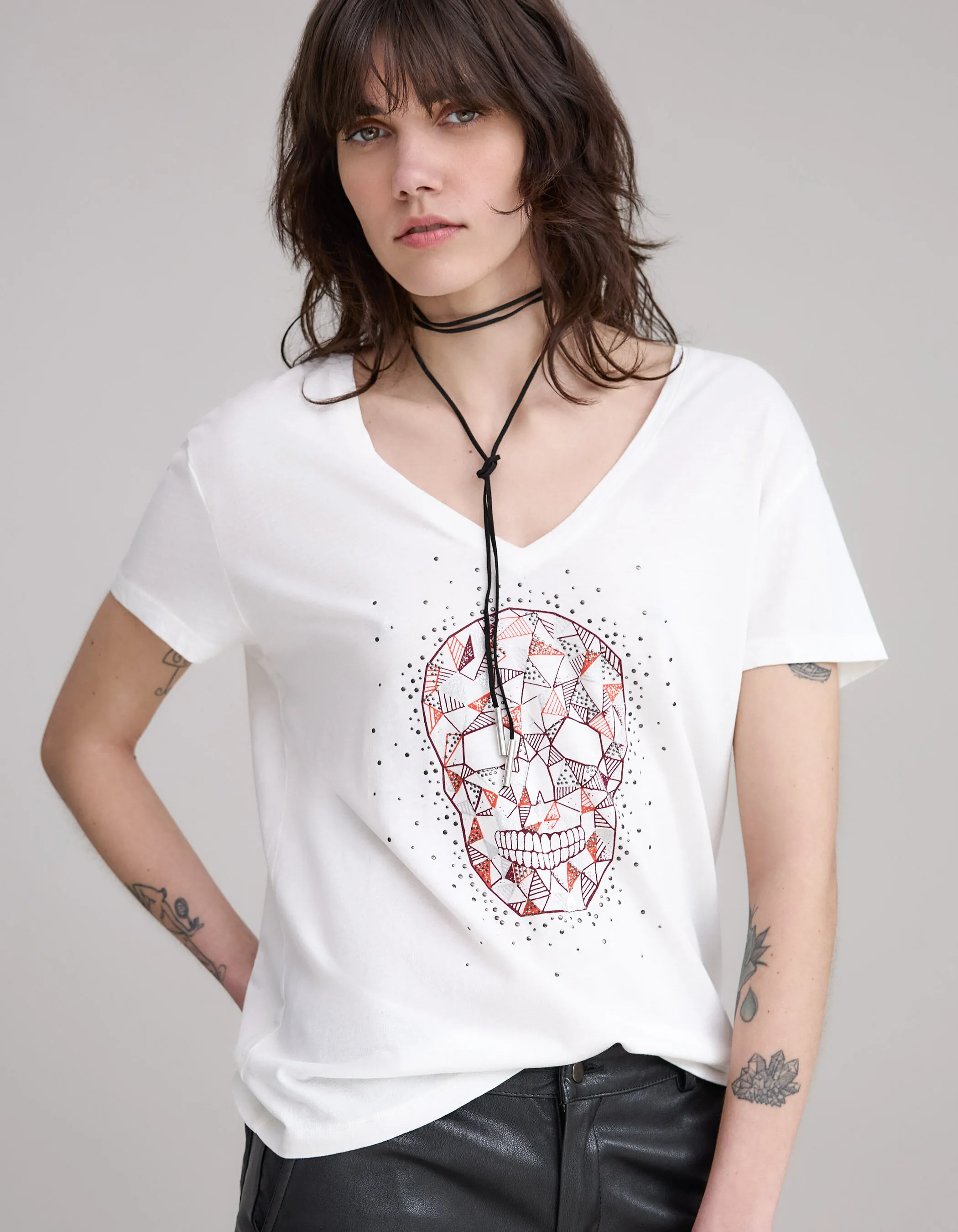 Tee-shirt blanc visuel tête de mort et clous Femme