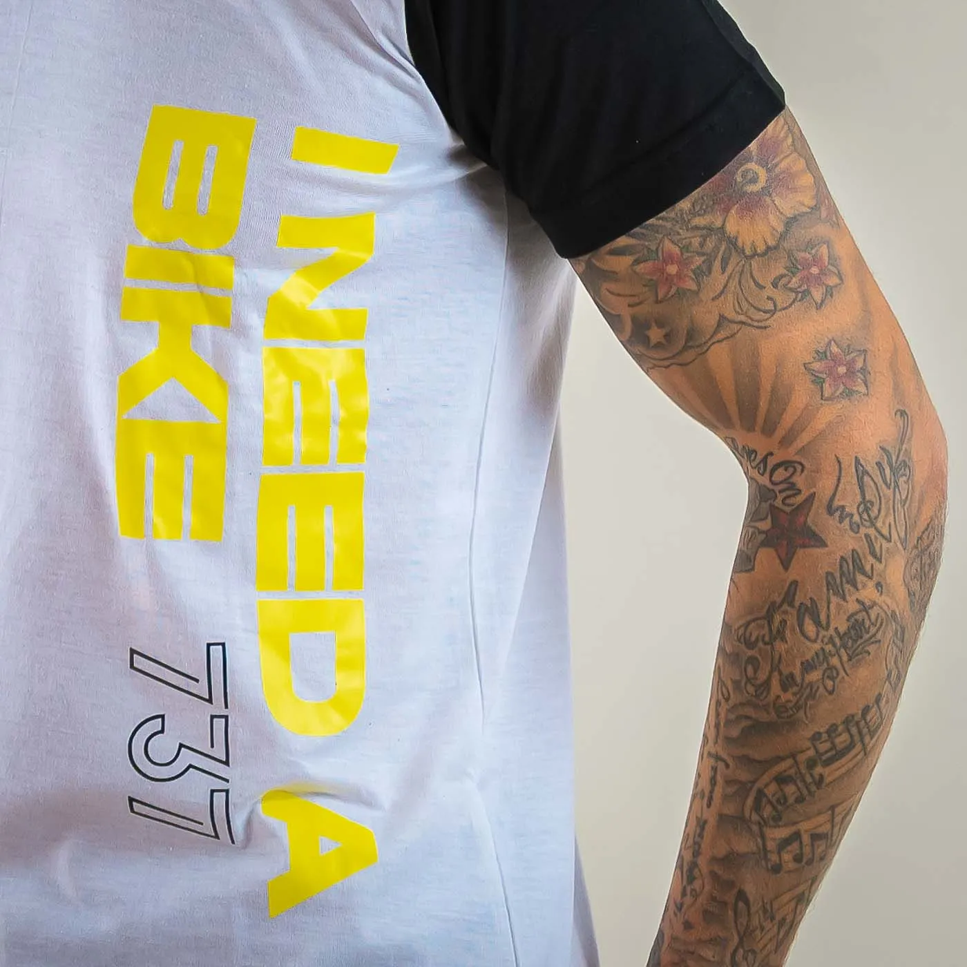 Tee-shirt I NEED A BIKE - Bicolore manche noire écriture jaune - Shop 737 Performance