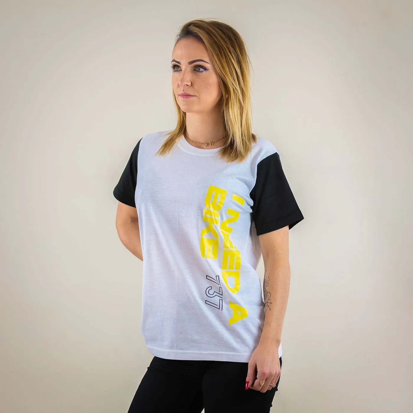 Tee-shirt I NEED A BIKE - Bicolore manche noire écriture jaune - Shop 737 Performance